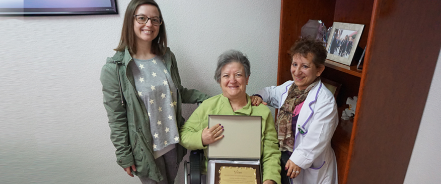 Esclerosis Múltiple entrega una placa de agradecimiento por la I Carrera Solidaria Las Anorias