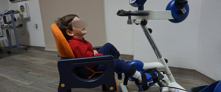 motomed para niños en el centro de esclerosis múltiple