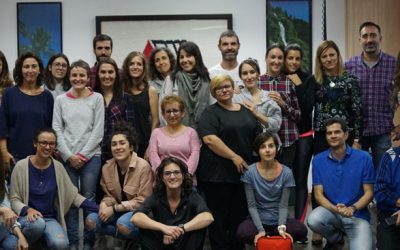 El equipo de profesionales del Centro de Esclerosis Múltiple recibe un curso de reciclaje de RCP y DESA