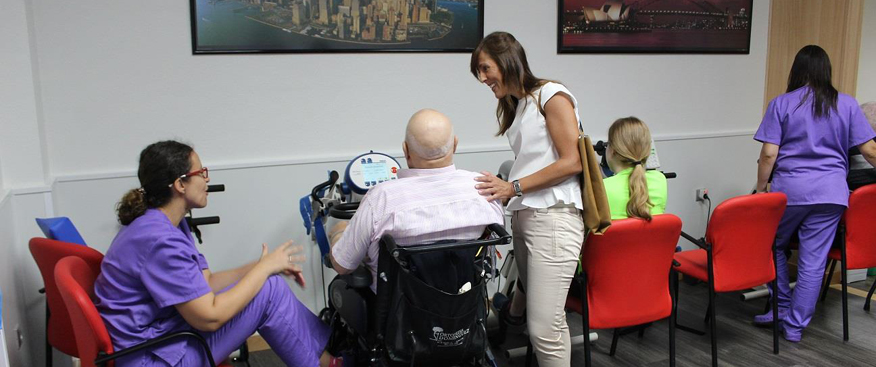 María Gil y LLanos Navarro visitan el centro de esclerosis múltiple