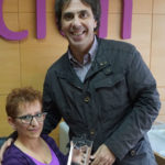 Enrique Fuentes recoge el premio entregado por la Asociación de Esclerosis Múltiple