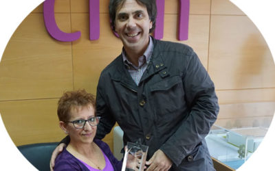 Enrique Fuentes recoge el premio entregado por la Asociación de Esclerosis Múltiple