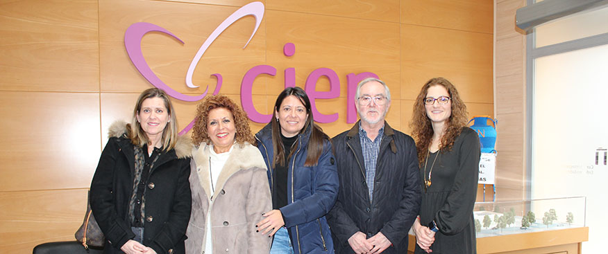 la consejera de bienestar social visita el centro de esclerosis múltiple